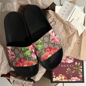 GG BLOOMS SUPREME FLORAL SLIDE SANDAL